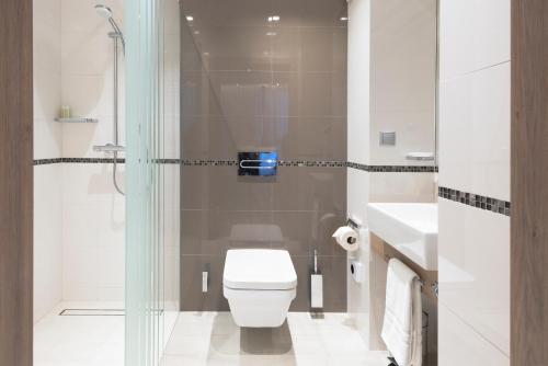 华沙华沙机场金色郁金香酒店的浴室配有卫生间、淋浴和盥洗盆。