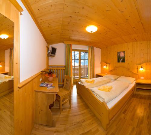 格罗萨尔全景膳食公寓酒店的一间卧室设有一张大床和木制天花板