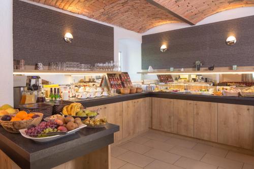 GurtenSachsenbucherhof的厨房在柜台上摆放着水果和蔬菜