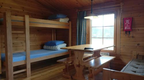 乌茨约基Vetsituvat的小木屋内一间卧室配有双层床
