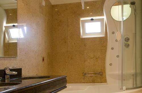 丰沙尔Hotel Quinta Bela S Tiago的带淋浴和盥洗盆的浴室