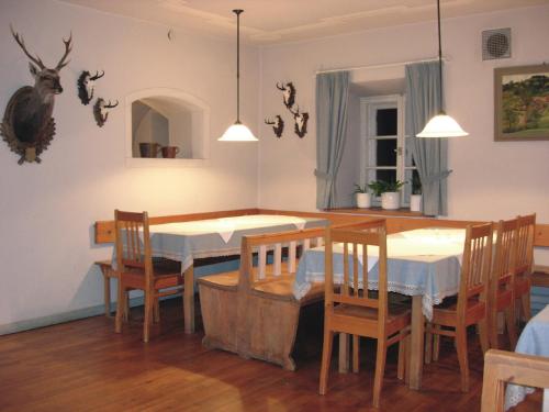 贝尔恩里德Wild-Berghof Buchet的一间带桌椅的用餐室