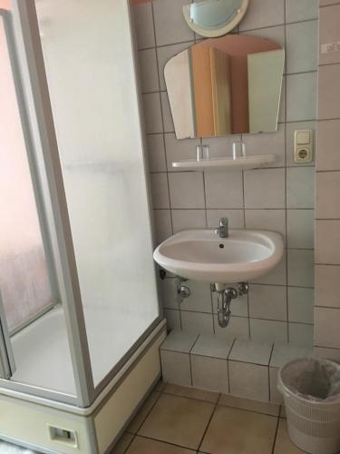 奥伯豪森杨斯酒店的一间带水槽和镜子的浴室