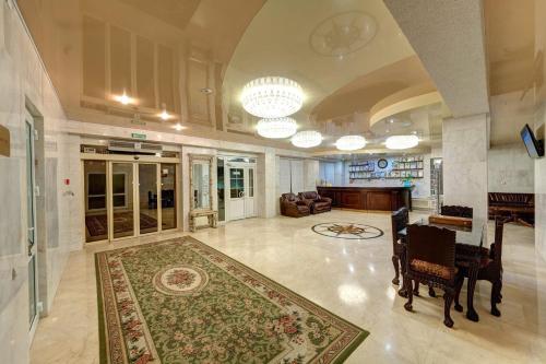 基辅阿雷克散德里亚酒店的一间大客厅,地板上铺有地毯