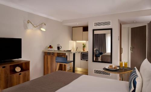 伦敦馨乐庭伦敦巴比肯酒店的酒店客房带一张床和一个厨房