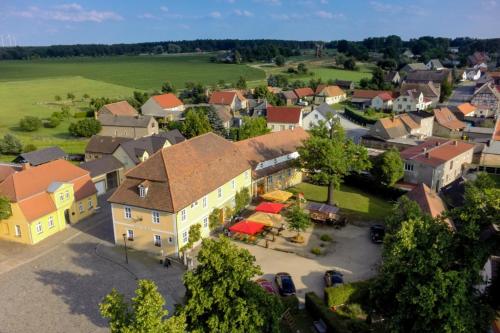 DrehnaGasthof Zum Hirsch的享有小镇的空中景致,设有房屋