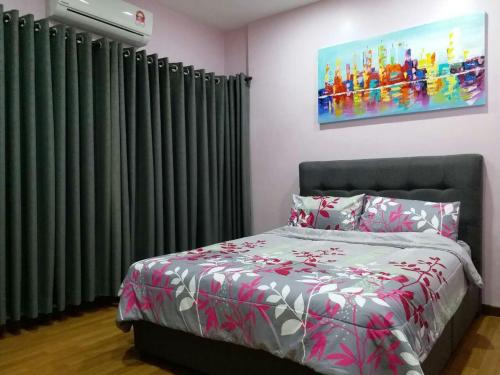 适耕庄适耕庄幸福民宿的一间卧室配有一张带绿色窗帘和绘画的床。