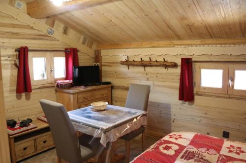 阿雷什Le Refuge des Marmottes的小木屋内带桌子的用餐室