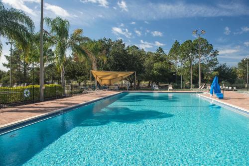 Orlando RV Resort内部或周边的泳池