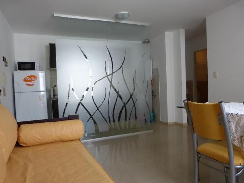 科尔多瓦Departamentos Córdoba Vaes的带沙发和冰箱的客厅