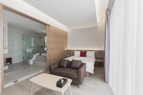 Huxi艾美民宿 的酒店客房配有床、沙发和桌子。