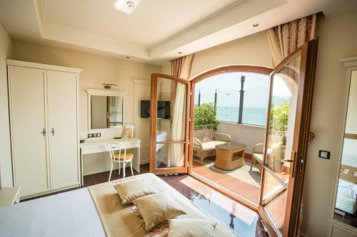 阳光海滩Helena VIP Villas and Suites - Half Board的一间卧室配有一张床,享有海景