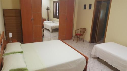 马蒂诺Appartamento Solepineta的一间小客房,配有两张床和一间浴室