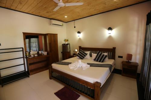 米欣特莱阿努拉德普勒黑白生态酒店的一间卧室,卧室内配有一张大床