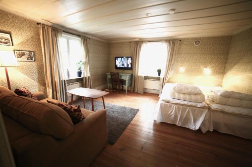厄斯特松德普拉斯戈塔奈特公寓式酒店的一间卧室配有一张床和一个沙发