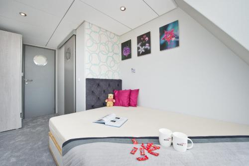 BłotnikHouseboat的一间卧室配有一张带红色拖鞋的床