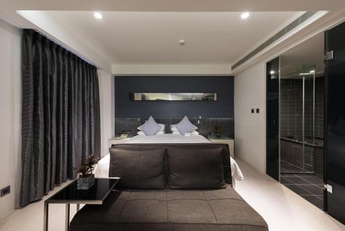 新竹新苑庭园大饭店的一间卧室设有一张床和一个大窗户