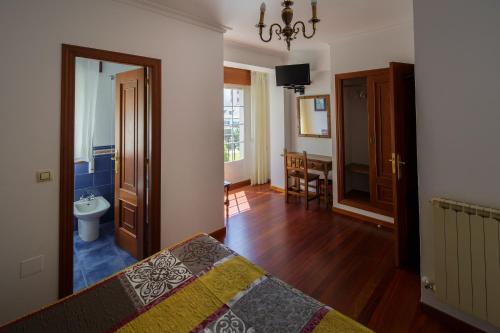 比韦罗埃斯阿雷亚斯一号酒店的一间卧室配有一张床,浴室设有水槽