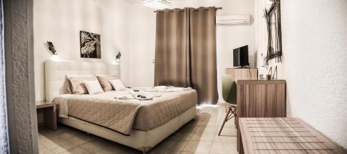 帕拉代西翁瓦里安乡村酒店的一间卧室配有一张床和一台电视
