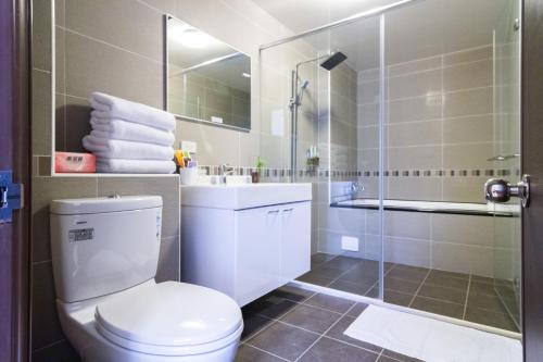 头城温蒂的家头城B馆的浴室配有卫生间、盥洗盆和淋浴。