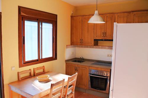 胡斯卡尔夫恩特卡莱拉乡村度假屋的厨房配有桌子和白色冰箱。