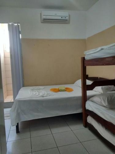 卡鲁阿鲁Pousada Ipojuca的一间卧室配有两张双层床和空调。