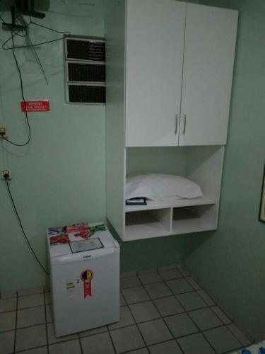 卡鲁阿鲁Pousada Ipojuca的带冰箱和橱柜的小厨房