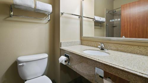 WashougalBest Western Plus Port of Camas-Washougal Convention Center的浴室设有卫生间和带镜子的盥洗盆