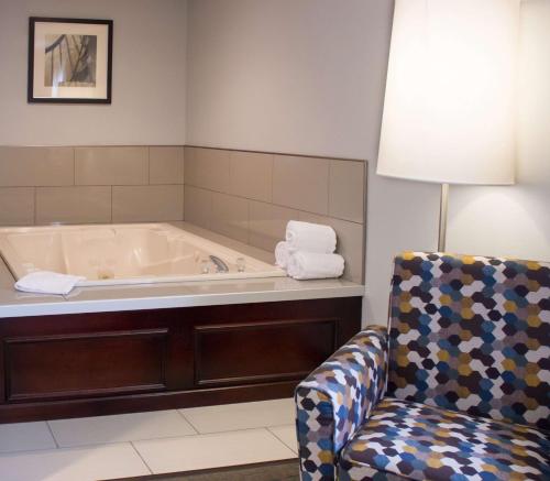 莫米贝斯特韦斯特托莱多南茂美酒店的带浴缸的带椅子的房间