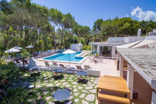 米乔尔海滩Casbah Formentera Hotel & Restaurant的享有带游泳池的房屋的空中景致