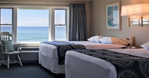 约克海滩Cutty Sark Motel的酒店客房设有两张床和大窗户。