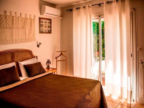 蒙彼利埃Villa Cemaste的一间卧室设有一张床和一个大窗户