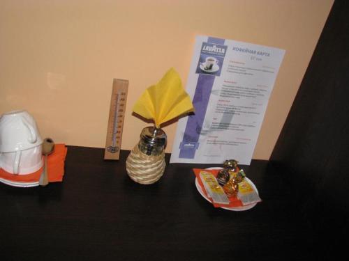 秋明Astoria的一张桌子,上面有花瓶,上面有植物