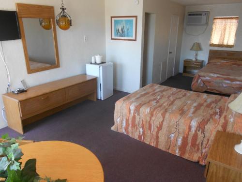 威尔伍德克拉斯特Viking Motel的酒店客房,设有两张床和镜子