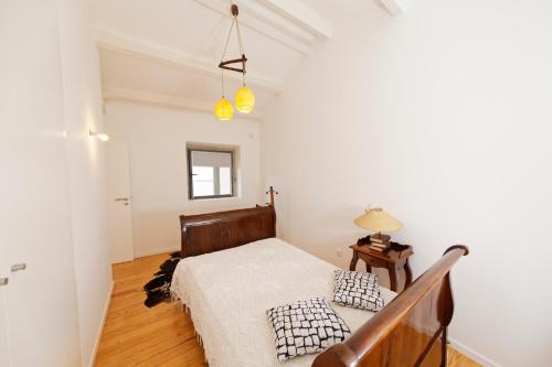 维塞乌Antiga Casa do Boi的一间卧室配有一张床,铺有木地板