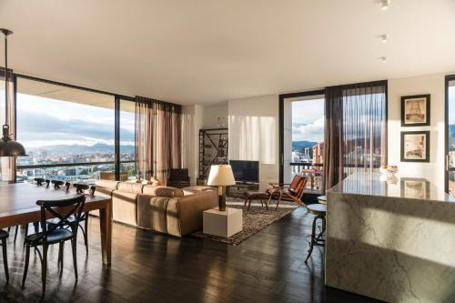 波哥大8010 Urban Living- Luxury Home Experience的客厅配有沙发和桌子