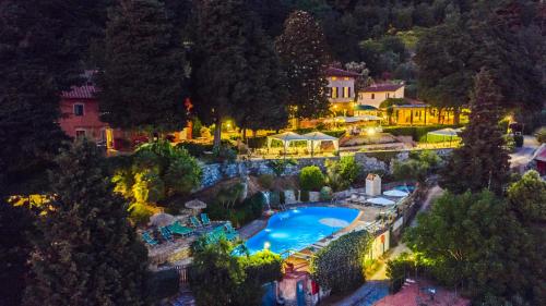 圣朱利亚诺-泰尔梅Borgo degli Aranci的享有带游泳池的度假村的空中景致