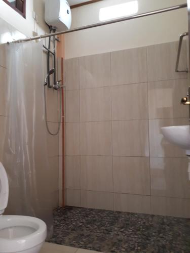 BajawaBajawa-Roo Hotel的带淋浴、卫生间和盥洗盆的浴室