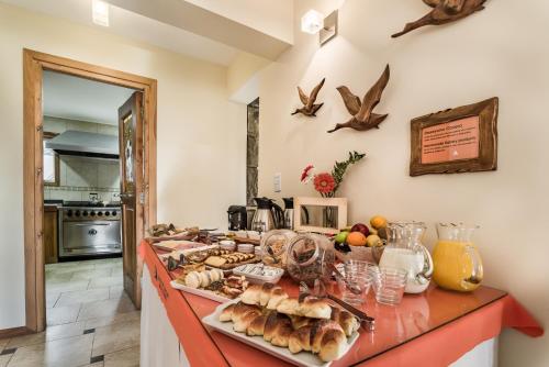 圣卡洛斯-德巴里洛切安图库岩酒店的厨房柜台,上面有面包和其他食物