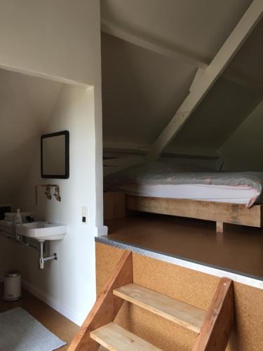 DranouterEeuwenhout vakantiedomein的客房设有双层床和水槽。