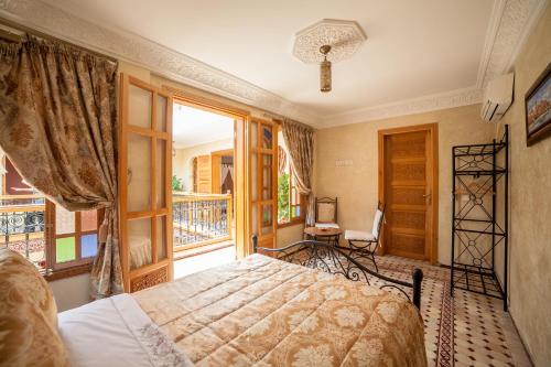 拉巴特利亚德达赛迪旅馆的一间卧室设有一张床和一个大窗户