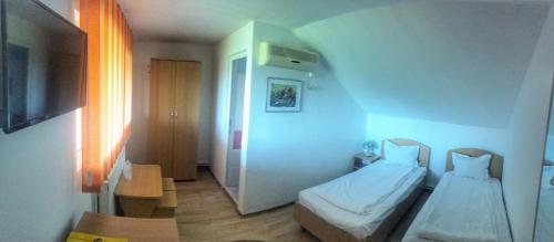 多亚马伊斯科皮昂综合旅馆的一间小房间,房间内设有两张床