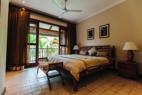 伊甸岛海蓝宝石酒店的一间卧室设有一张床和一个阳台