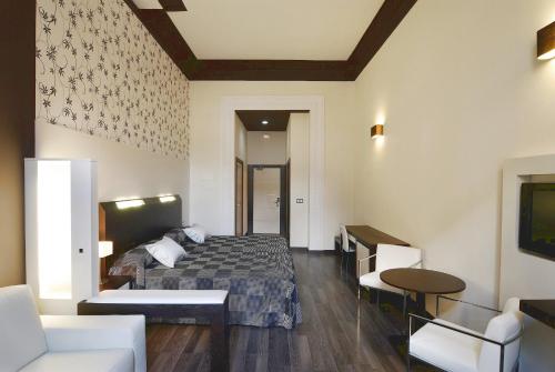 马德里Alhambra Suites的酒店客房,配有床和沙发