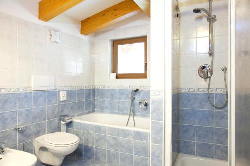 圣马蒂诺-迪卡斯特罗扎约兰达酒店的带浴缸、卫生间和盥洗盆的浴室