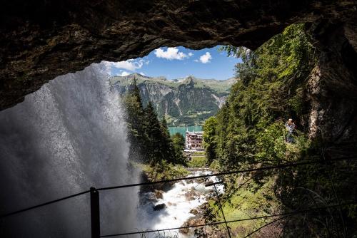 布里恩茨吉特霸赫酒店的从洞穴内可欣赏到瀑布的景色