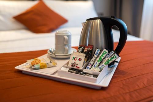 伦敦亚德里亚酒店的茶壶坐在桌子上