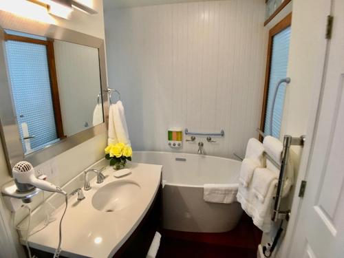 卡姆登河屋酒店 的一间浴室