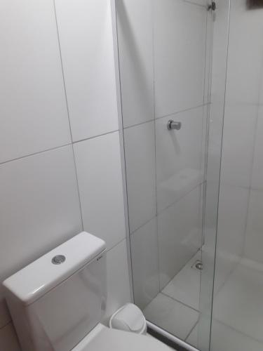 劳鲁-迪弗雷塔斯Pousada Eldorado的带淋浴和卫生间的白色浴室