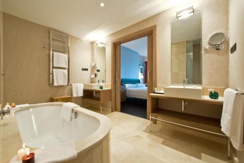 巴拉加里斯URH温泉禅酒店的一间浴室